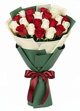 Букет Микс из красных и белых роз в Кривянской