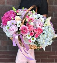 Цветочная композиция из Розы, Хризантемы, Пионы и Лизиантусы в корзине в Кривянской