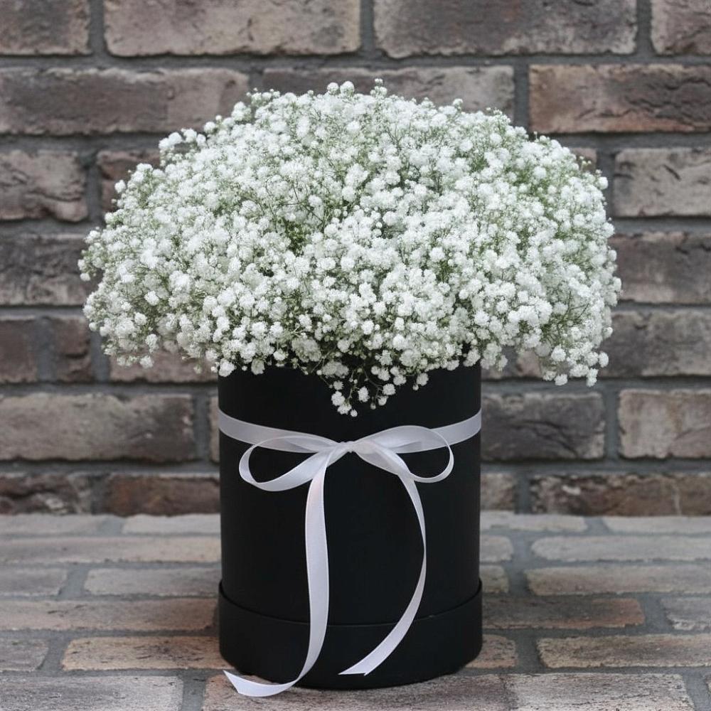 Цветочная композиция из Гипсофила в шляпной коробке в Кривянской