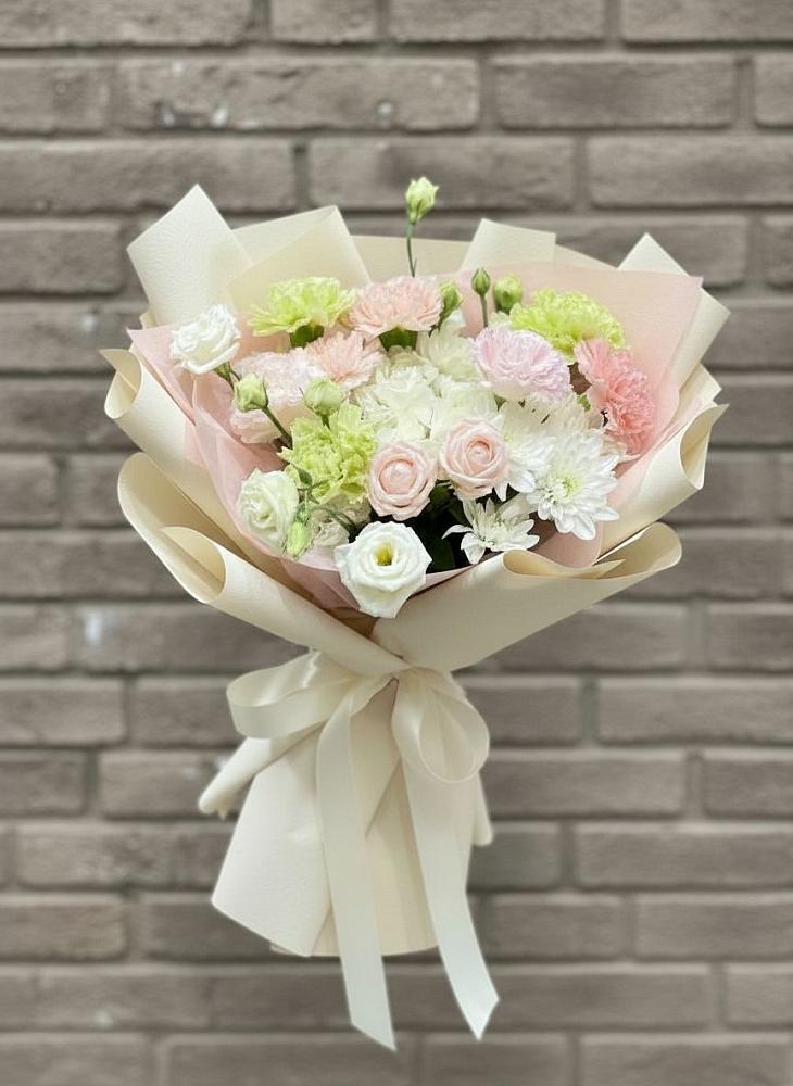 Букет цветов из: Гвоздики, Розы, Лизиантусы и Хризантемы в Кривянской