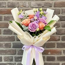 Букет цветов из:  Лизиантусы и Розы в Кривянской