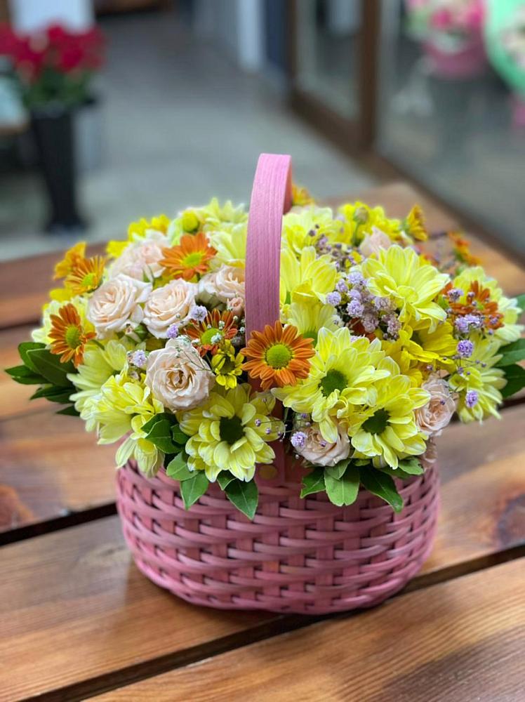 Цветочная композиция из Хризантемы и Розы в корзине в Кривянской