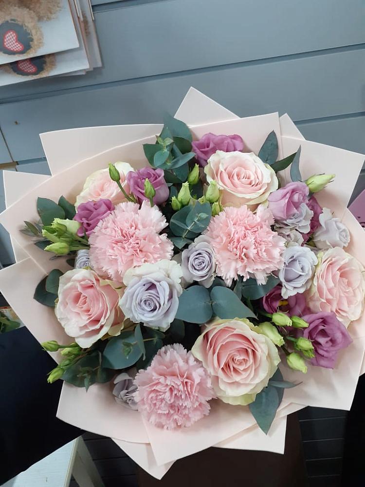 Букет цветов из: Розы, Гвоздики и Лизиантусы в Кривянской