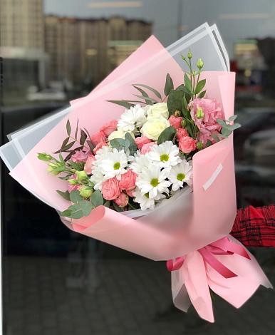 Букет цветов из: Розы, Лизиантусы и Хризантемы в Кривянской